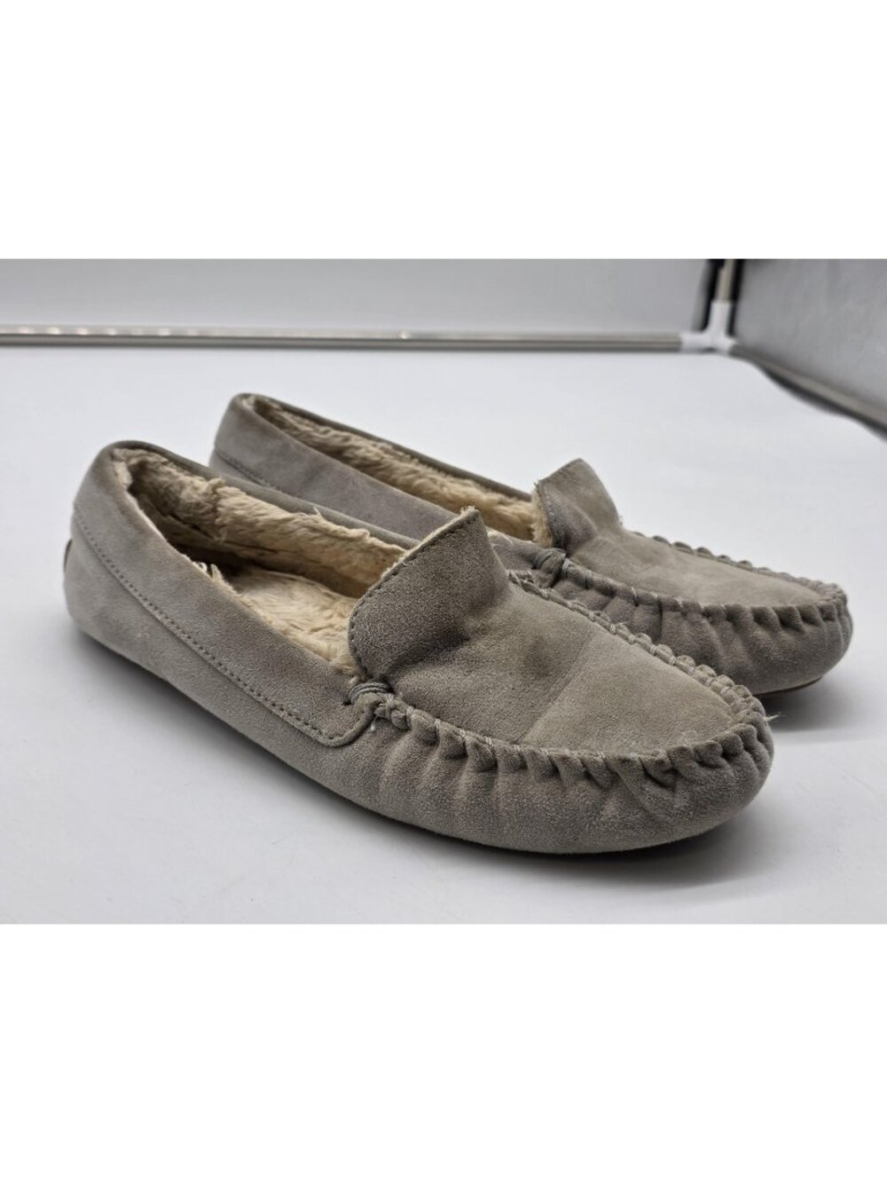 Floopi Slippers Shoes Womens Size 8 Gray Lilly Faux Fur Moccasin House Damaged